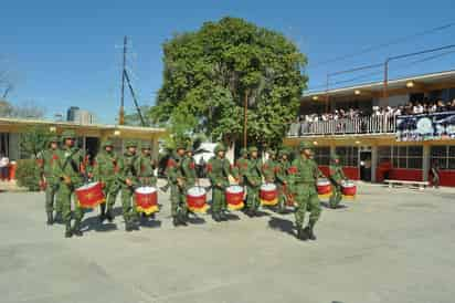 Bandas. Ayer se llevó a cabo la primera exhibición de bandas de guerra llamadas 'Por el valor a la lealtad'. (GUADALUPE MIRANDA)