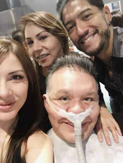 En la imagen, el comediante aparece sonriendo al lado de su familia. (ESPECIAL)