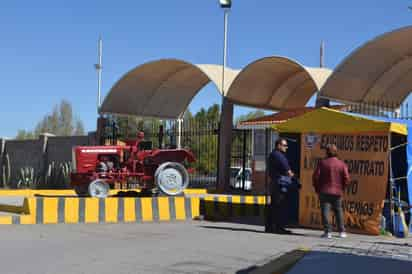 El personal académico y administrativo ya se encuentra en el plantel realizando las labores de limpieza que no se llevaron a cabo desde que se 'tomaron' las instalaciones. (ARCHIVO) 
