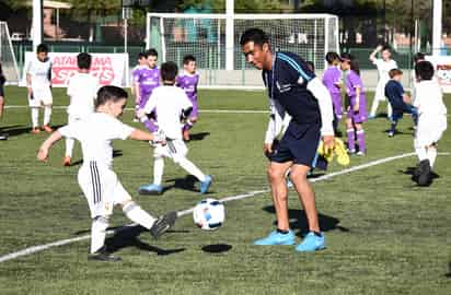 Los entrenadores estuvieron atentos en todo momento a las jugadas de sus dirigidos. (Jesús Galindo)