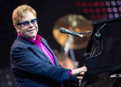 La carrera de Elton John está llena de momentos importantes e inolvidables, cuenta con un repertorio de canciones formado por cientos de temas que abarcan un período de más de 40 años de trabajo, por lo que aún continúa marcando las reglas del impredecible mundo del rock y el pop. (ARCHIVO)