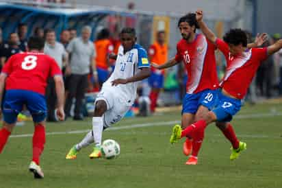 El seleccionado hondureño Brayan Beckeles (i), es presionado por los costarricenses Bryan Ruiz y Yeltsin Tejeda. Costa Rica deja ir puntos en Honduras