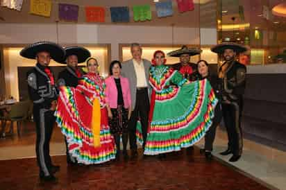 De gira. El lagunero Pedro Vicente y otros artistas durante su paso por Rumania. (CORTESÍA)