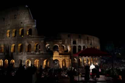 En memoria. El Papa Francisco recordó frente al Coliseo Romano a las personas que sufren.