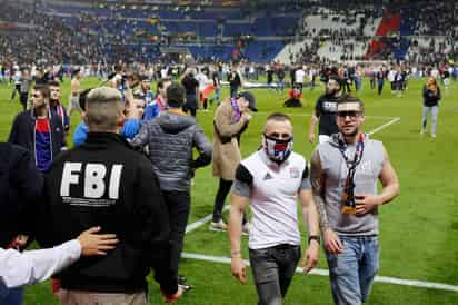 Aficionados invadieron el campo durante el partido entre Lyon y Besiktas. (EFE)