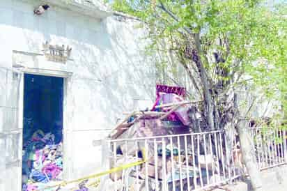 Fallece. En el interior de esta casa fue encontrada muerta la mujer, que vivía sola. (CORTESÍA)