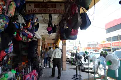 Ventas. Locatarios solicitaron permiso para colocar puestos en las banquetas del mercado por el Día de la Madre.