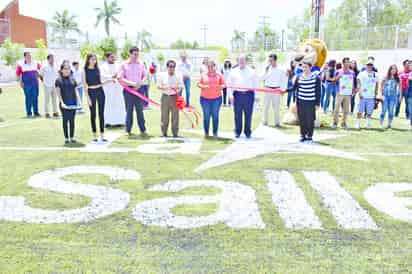 Las autoridades académicas de la Universidad La Salle, así como la titular del Instituto Municipal del Deporte de Torreón, fueron los encargados de hacer el simbólico corte del listón que inauguró las canchas. (Fernando Compeán)