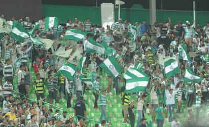 Una buena entrada se registró ayer en el Estadio Corona, sin embargo los aficionados se fueron tristes por la goleada. (Ramón Sotomayor)