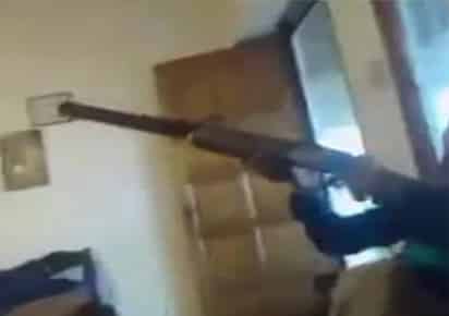 Niño dispara a su amiga por accidente y lo transmite en vivo