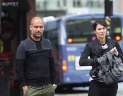 La esposa de Josep Guardiola, Cristina Serra (d) asistió al concierto en la Manchester Arena con sus dos hijas. (Especial)