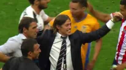 Miguel Ponce le dio un 'zape' a Jesús Dueñas tras el final del partido. 