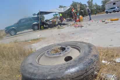 Accidente. Tráiler pierde dos llantas en la carretera Gómez Palacio-Jiménez, derribó un puesto y dañó un camión torton.