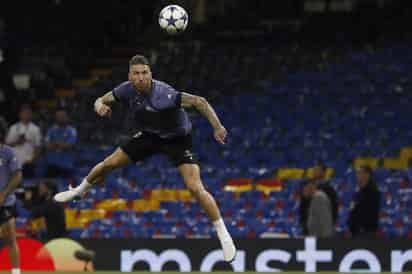 El defensa del Real Madrid, Sergio Ramos, durante el entrenamiento de ayer en el estadio Millennium de Cardiff, en la víspera de la final de la Liga de Campeones que les enfrenta mañana a la Juventus. (EFE) 