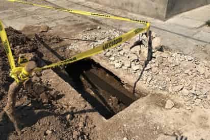 Reposición. Cuadrillas del SAPAL acuden a realizar trabajos para reponer el colector de la calle Zaragoza en el centro de Lerdo.