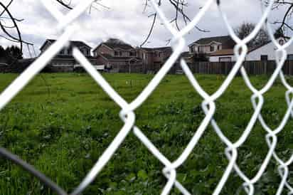 Complicado. Omar, su esposa y las tres niñas, quienes habitan una casa rondante, han vivido los estragos de la pobreza en Silicon Valley. 