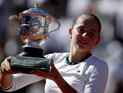 La letona Jelena Ostapenko, 47 del mundo, impuso su ley en Roland Garros tras acabar a base de raquetazos ganadores en la final a la rumana Simona Halep. (EFE)