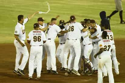 Los jugadores del Unión Laguna celebran junto a Francisco Lugo luego de que el sonorense conectara un imparable en la parte baja de la entrada número 11 que le dio el triunfo a Vaqueros 6-5 sobre los Pericos de Puebla, con lo que se empató la serie. (Fotografías de Jesús Galindo)