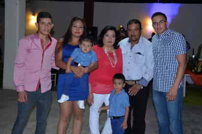 Arnulfo, Karla, Kalel, Adela, Carlo y César acompañando al festejado.

