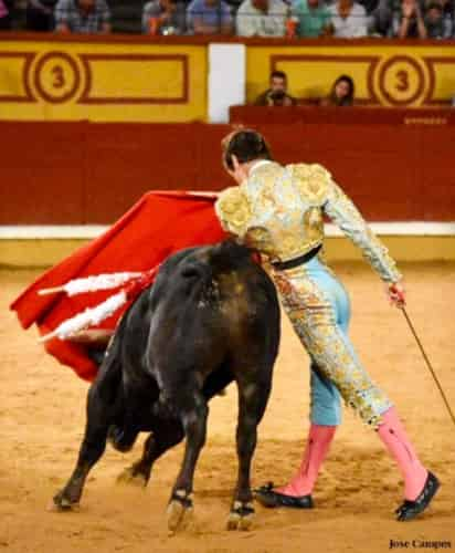 Gilio inició con Verónicas su presentación y al ejecutar un quite por chicuelinas fue empitonado de fea manera, dando una vuelta de campana que dejó muy maltrecho al torero, quien no obstante se levantó para continuar con su labor. (ESPECIAL)