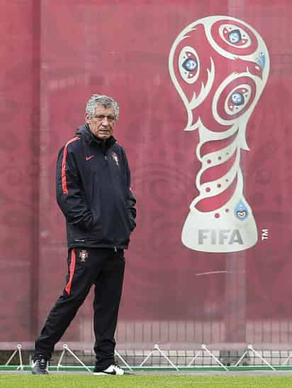 El entrenador de la selección de Portugal, Fernando Santos, dirige el entrenamiento de su equipo.  (EFE)