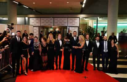 Los jugadores Javier Mascherano (d); Ezequiel Lavezzi (3d), Nicolás Vázquez (4d), el actor argentino; Sergio Romero (6d), Lucas Biglia y otros invitados, en la boda del futbolista argentino Lionel Messi y Antonella Rocuzzo, en Rosario. (EFE)