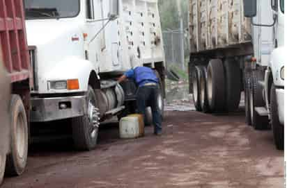 Distribuyen. Los 'huachicoleros' hacen una seña a los transportistas, incluidos los que llevan carga y descarga de material.