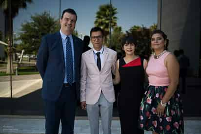 Carlos Bejos Acevo, director general, Pineda Damián, director de Plata Laguna, Yazmín Sánchez Trejo, madrina de
generación, y Alejandra Barajas.
