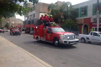 Despedida. Los compañeros y amigos de César, montaron la guardia de honor en las instalaciones de la estación Colón. (EL SIGLO DE TORREÓN)