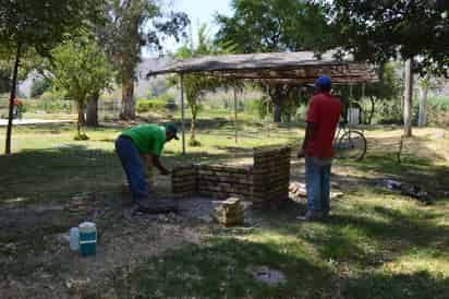 Trabajan. En la zona sí hay trabajadores, pero las necesidades actuales del parque rebasan la fuerza laboral que se ocupa de él. 