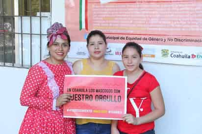 Los funcionarios del ayuntamiento, posaron para la foto conmemorativa de este decreto en el que se reconoce a los Negros Mascogos como una de las 3 etnias que Coahuila cobija. (EL SIGLO DE TORREÓN)