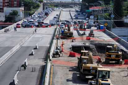 Molestia. El cierre de la Autopista México-Cuernavaca por las labores que peritos realizan en el área donde se abrió un socavón, generan caos vehicular en esta vía. (EL UNIVERSAL)