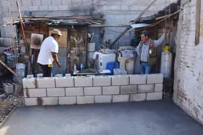 Apoyos. Se iniciaron las acciones de Mejoramiento de Vivienda en Torreón. (FERNANDO COMPEÁN)