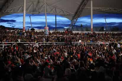 La velaria de la Feria de Durango rugió junto a Carlos Rivera. (LEÓN CARMELO)