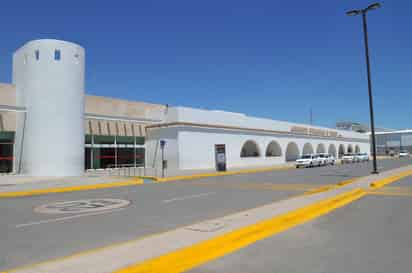 Aeropuerto. Los taxis que brindan servicio en la zona federal deben cumplir con más requisitos que los Uber o los taxis amarillos. (ARCHIVO)