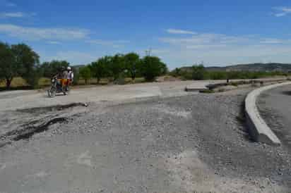 Calzada. En los tramos que pueden han seguido trabajando, pero en otro están impedidos. (EL SIGLO DE TORREÓN)