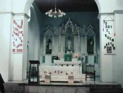 
Altar mayor de la Iglesia Parroquial de Viesca. La Virgen de la Luz. Señor San José y Santiago Apóstol. c.a. 1990.   
