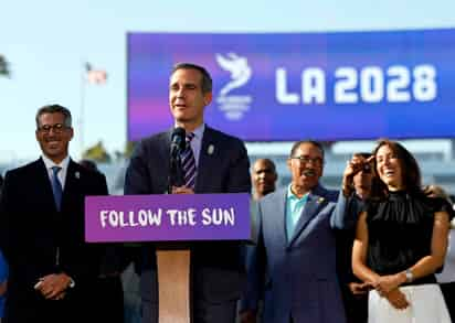 El alcalde de Los Ángeles, Eric Garcetti (2-i), anuncia junto al director de la candidatura olímpica de Los Ángeles, Casey Wasserman (i), que la ciudad será sede de los Juegos Olímpicos de 2028. (EFE)