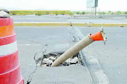 Riesgo. Más de un metro es el desperfecto en la superficie de rodamiento en el puente a la altura de Villas del Renacimiento. (RAMÓN SOTOMAYOR)