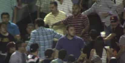 Se agarraron a golpes en el Estadio de la Revolución. Captan una pelea entre aficionados