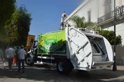 Camión. Autoridades municipales realizaron la entrega de esta nueva unidad recolectora. (EL SIGLO DE TORREÓN)