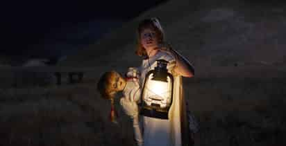 En 'Annabelle 2: La Creación', un fabricante de muñecas y su esposa le dan la bienvenida a su hogar a una monja y a varias niñas de un orfanato cerrado, quienes pronto se convertirán en el blanco de Annabelle, la creación poseída del fabricante de muñecas. (ARCHIVO)

