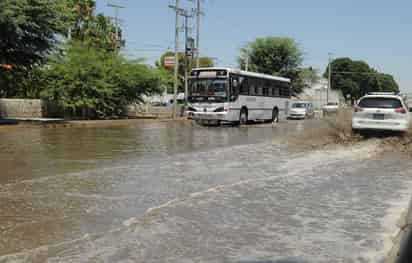 Sucias. Tienen que atravesar las calles con agua de drenaje, la cual además de oler mal, genera mala imagen para visitantes. (RAMÓN SOTOMAYOR)