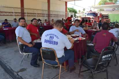 Al mes la Presidencia Municipal designa 170 mil pesos para el pago de los sueldos de los 30 elementos de Bomberos y Protección Civil, combustible y el mantenimiento de las tres unidades que funcionan pues reconocieron que por la difícil situación las demás unidades de rescate están “yonkeadas”. (EL SIGLO DE TORREÓN)