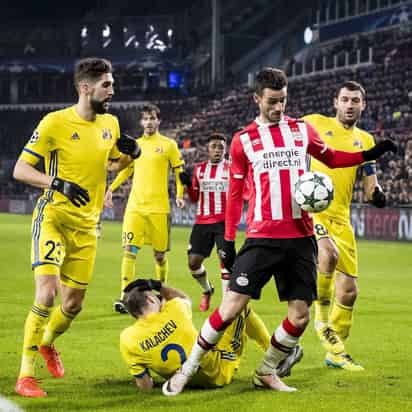 El jugador del PSV Eindhoven Gaston Pereiro (2-d) disputa el balón con jugadores del Rostov, en partido de UEFA. Gastón Pereiro va por Suárez