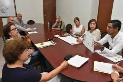 Detenido. Aunque les enseñaron una propuesta de dejar algunos cajones de estacionamiento, la negativa de los vecinos es firme. (EL SIGLO DE TORREÓN)