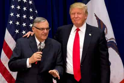 El presidente de Estados Unidos Donald Trump indultó ayer al polémico alguacil Joe Arpaio. (AP) 