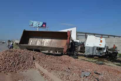 Aparatoso. Tres vehículos estuvieron involucrados en el accidente que ocurrió sobre el bulevar Jabonoso de Gómez Palacio. (EL SIGLO DE TORREÓN)