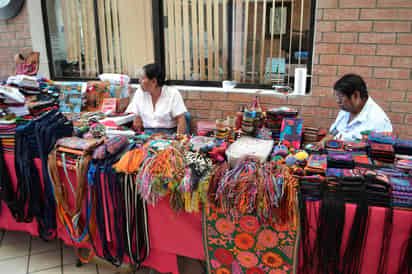 Promoción. A fin de promover la cultura maya guatemalteca y apoyar a los artesanos, presentan expo-venta en ULSA Laguna. (CLAUDIA LANDEROS)