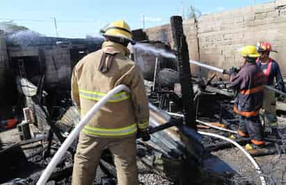 Incendio. El fuego provocado al parecer por un cortocircuito generó el fuego que consumió en su totalidad el jacal. (EL SIGLO DE TORREÓN)